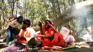 Tree falls on family whilst performing hindu ritual in the jungle - Maharajganj, India