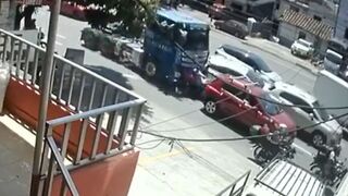 2 dead after 14 vehicle collision involving stolen semi-trailer truck - Colombia