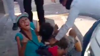 Homeless man is brutally beaten outside convenience store - Mexico