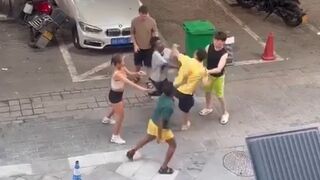 Two foreigners get into a street fight with locals after a disagreement - Chongqing, China