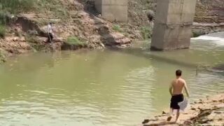 Fisherman jumps in lake to save man from drowning - Guiping, China