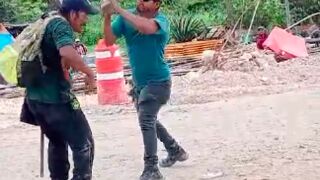 Man knocks out another with 2 by 4 after he allegedly hit his wife - Mexico