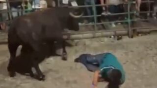 Man gored to death during Running of the bulls [Full Video] - Portugal