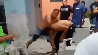 Man gets knifed in his back during bar fight - Bolívar, Colombia