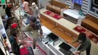 Five people were injured, two of them shot, after robbers raided a jewellery store - India