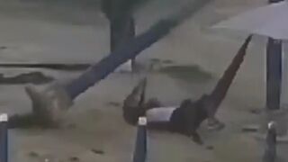 Street vendor dies after wooden post, which hammock was tied to, falls on him - Colombia