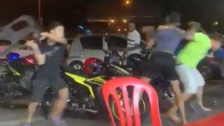 Man gets knocked out during 3 vs 1 fight and starts twitching - Malaysia