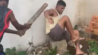 Man accused of stealing gets clubbed with a wooden posts by two amateurs - Brazil