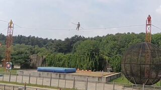 Acrobat is hospitalized in the ICU after falling off a tightrope that was replaced with a thinner one - China