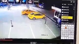 The blast of a taxi at a gasoline station ecuador uncensor