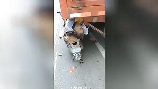 Motorcyclist drove under a truck. Motorcycle accidents 2023