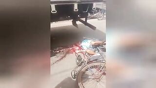 Truck crushes cyclist's head. Video. Accidents with cyclists