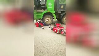 Fatal meeting of delivery courier and truck. Video