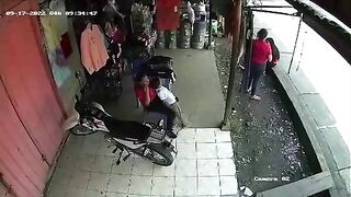 The car crushed the merchants. Nicaragua. Video