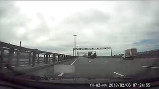 Spectacular accident on the highway. Video.