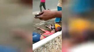 Motorcyclist lost his head. Video. India.