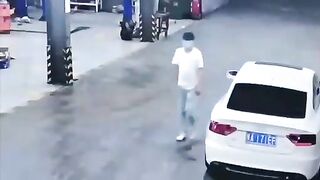 Brutal public murder. Video. China.