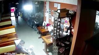 Robbery attempt ends in fiasco. Video.