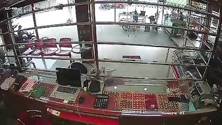 Failed jewelry store robbery Video.