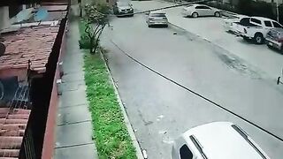 Failed robbery attempt. Video. Colombia.