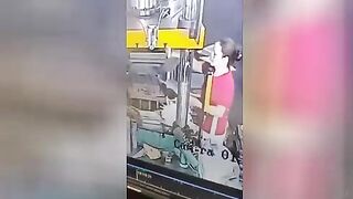 Woman stuck her hand into a punch press. Video. Shanghai