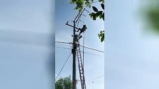 Worker electrocuted. Colombia. Video.