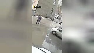 Ice block falls on woman’s head. Novosibirsk. Video.