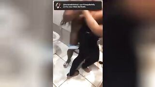 Temperamental fat women staged a brawl in the toilet