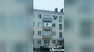 Drug addict jumped from 4th floor. Video.