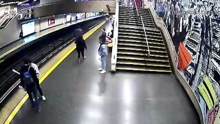 The guy threw himself under the train. Video, Chile