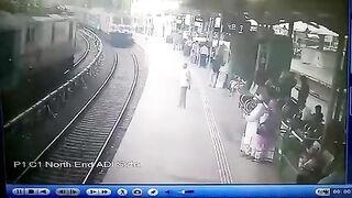 Elderly man threw himself under a train. Video. India