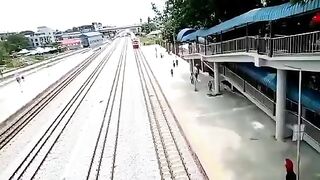 Woman tries to commit suicide under train. Video.