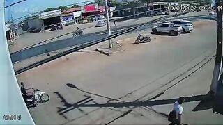 Guy jumped under the truck. Video. Brazil