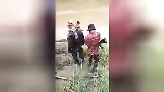 Myanmar rebels execute unknown man. Video.