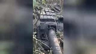 Russian soldier killed by tank turret. Video.