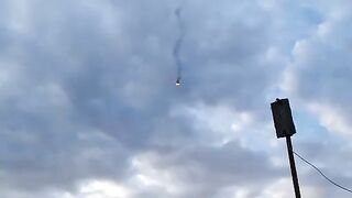 Spectacular fall of a burning military aircraft. Video