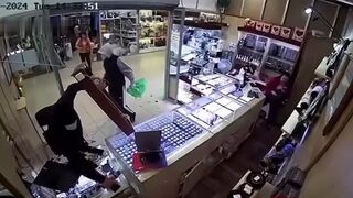 Brazen Jewelry Robbery In Russia