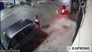 Girl Gets Robbed Of Her Moped