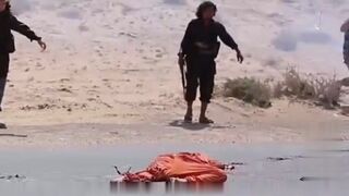 Classic ISIS crushes a prisoner with a TANK