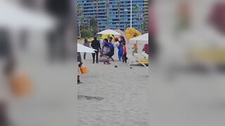 Foreigners fight in the middle of the beach - Chile