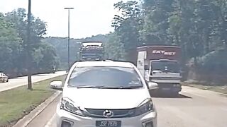 Multi-vehicle crash in Malaysia (5/8/2023)